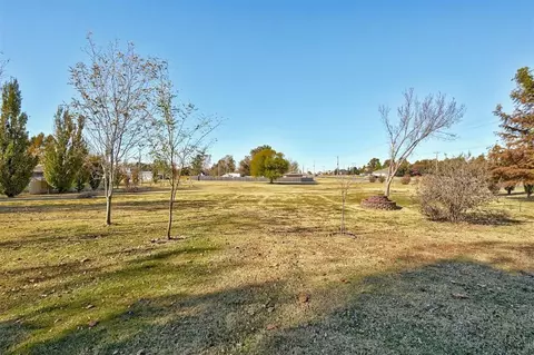 704 E Main St, Tuttle, OK 73089 photo 4