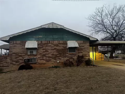 320 NE Angus Pl, Lawton, OK 73507