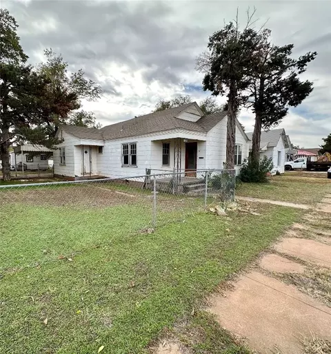 728 E Liveoak St, Altus, OK 73521 photo 1