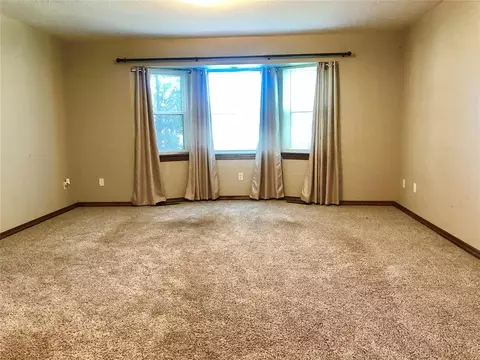 4 SE 3rd St, Tuttle, OK 73089 photo 2