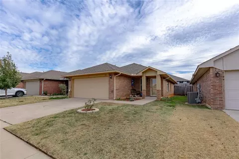 620 SW 37th St, Moore, OK 73160