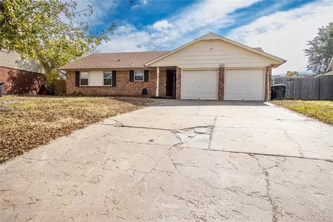 516 St Charles Cir, Moore, OK 73160