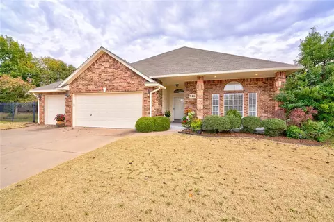 920 Blackjack Ln, Moore, OK 73160