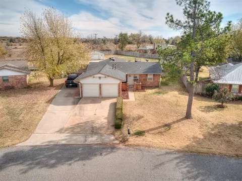 1032 S Meadow Ln, Mustang, OK 73064