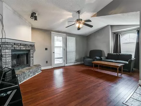 2118 Westmore Dr, Moore, OK 73170 photo 4