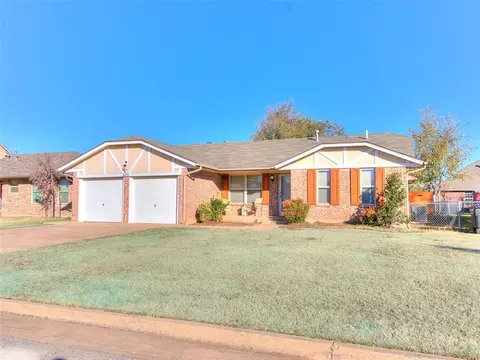 605 SW 7th St, Moore, OK 73160