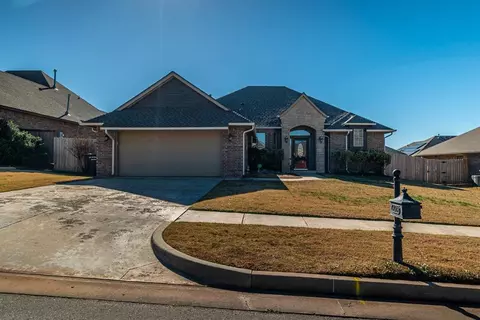 2508 SE 10th St, Moore, OK 73160
