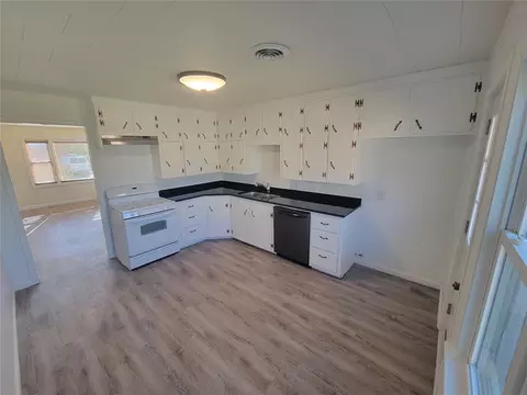 830 E 4th St, Cushing, OK 74023 photo 4
