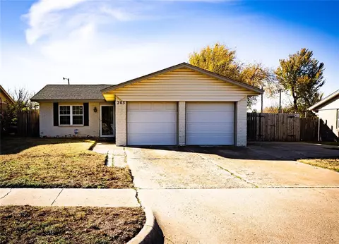 705 S Highland Dr, Mustang, OK 73064