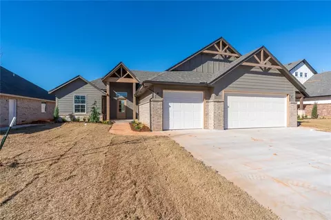 2313 Creekview Trl, Moore, OK 73160