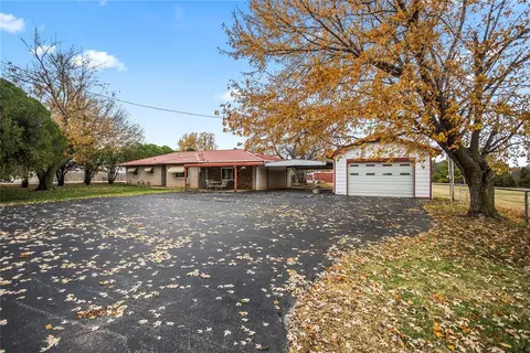 5740 N Blue Lake Dr, Norman, OK 73069