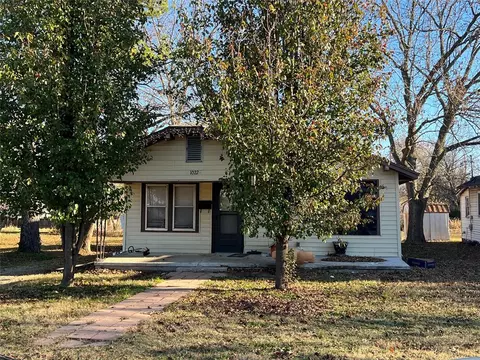 1022 S Creek St, Holdenville, OK 74848