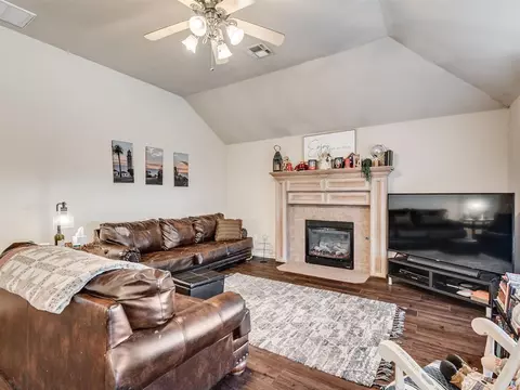 932 Noel Dr, Yukon, OK 73099