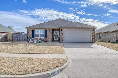 704 SW 11th St, Moore, OK 73160