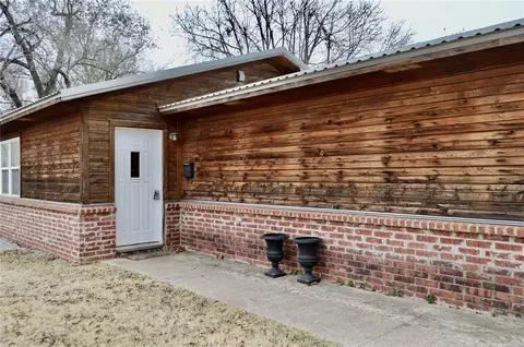 405 E Oklahoma Rd, Hennessey, OK 73742