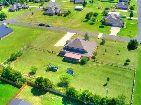 9825 Stone Trail Dr, Edmond, OK 73034