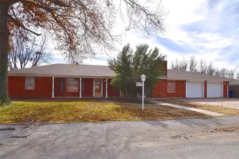 703 W Adams St, Crescent, OK 73028