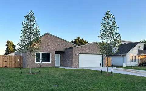 11612 SW 5th St, Yukon, OK 73099