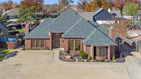 905 Gleneagles Dr, Edmond, OK 73013