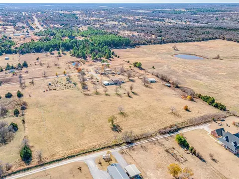 921 S Dobbs Rd, Harrah, OK 73045