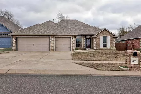 608 Eastmoor Ct, Moore, OK 73160