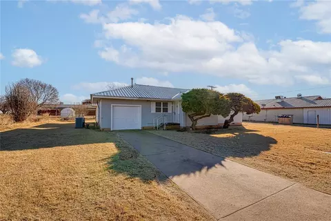 1712 N 2nd St, Sayre, OK 73662