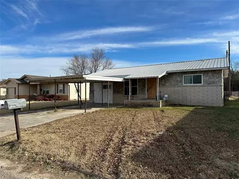203 S Clark St, Meeker, OK 74855