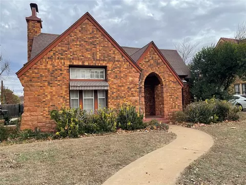 919 S 12th St, Chickasha, OK 73018