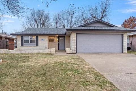 792 Camelot Dr, Moore, OK 73160