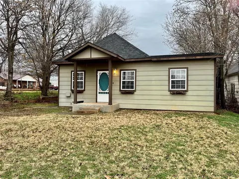 417 W 7th St, Elk City, OK 73644