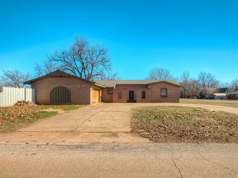 510 W Creek St, Lindsay, OK 73052