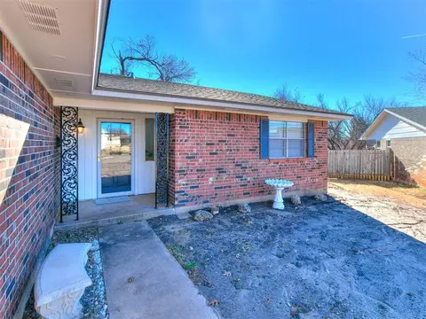 823 E Lamplighter Ct, Guthrie, OK 73044 photo 2