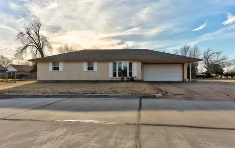 9816 NE 7th St, Midwest City, OK 73130