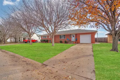 324 S Robinson Ave, Mangum, OK 73554