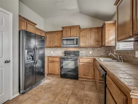 516 Manhattan Dr, Moore, OK 73160 photo 9