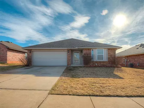 516 Manhattan Dr, Moore, OK 73160