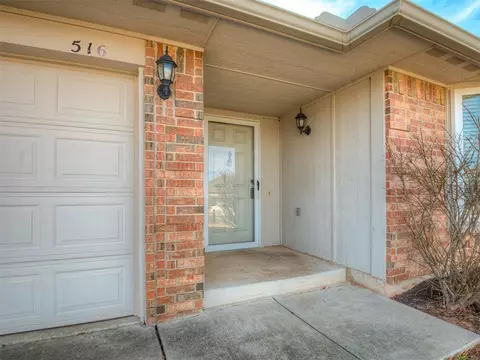 516 Manhattan Dr, Moore, OK 73160 photo 3
