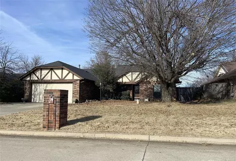 10517 Honeysuckle Ln, Midwest City, OK 73130