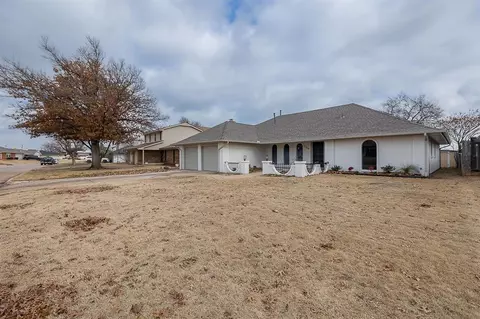 7200 N Comanche Ave, Warr Acres, OK 73132