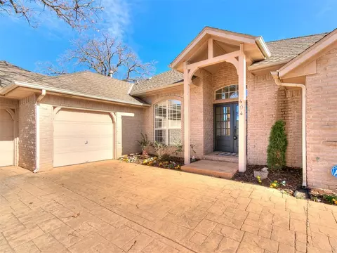 404 Kenswick Ct, Edmond, OK 73034