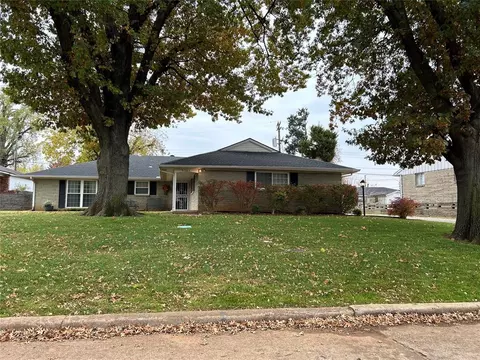 3305 N Glenoaks Dr, Midwest City, OK 73110