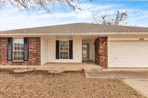 612 NW 22nd St, Moore, OK 73160 photo 2