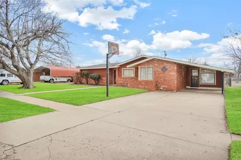 219 E Lincoln St, Hollis, OK 73550