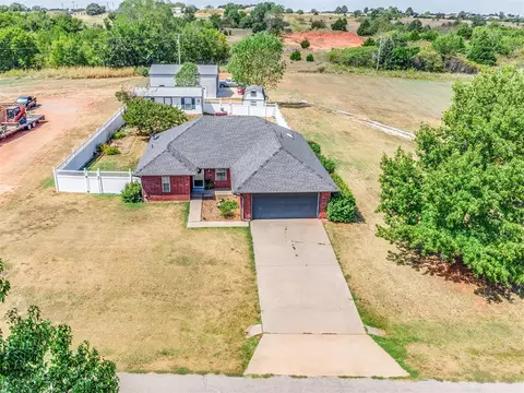 12091 Bear Dr, Lindsay, OK 73052