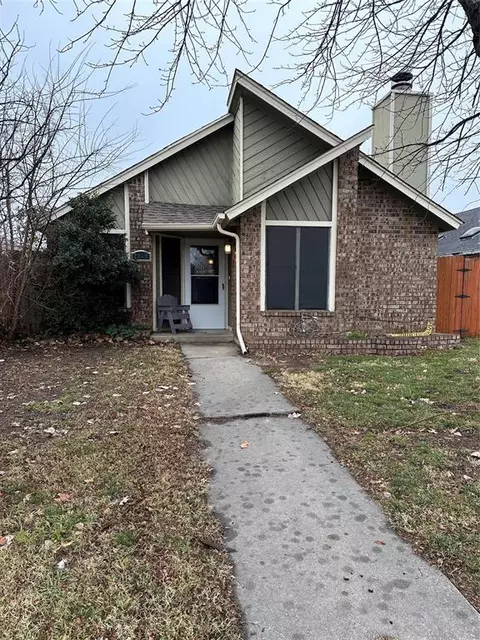 2139 Lonnie Ln, Moore, OK 73170