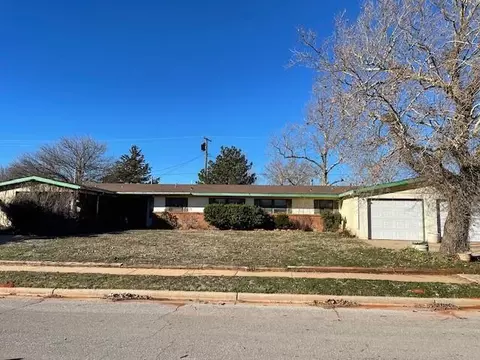305 Navajo Trl, Foss, OK 73647