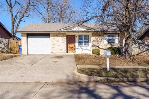 617 W Carson Dr, Mustang, OK 73064