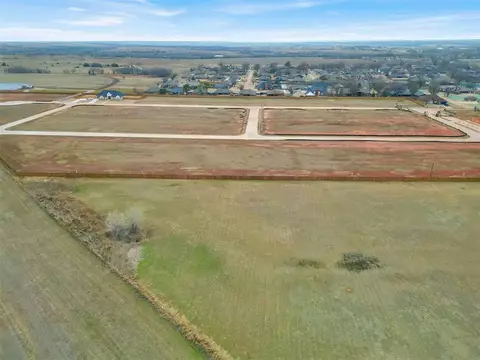 3505 Redbud Dr, Chickasha, OK 73018