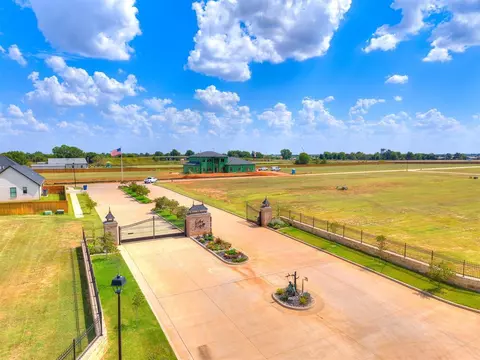 3516 Redbud Dr, Chickasha, OK 73018