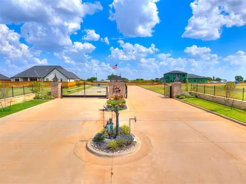 3512 Redbud Dr, Chickasha, OK 73018
